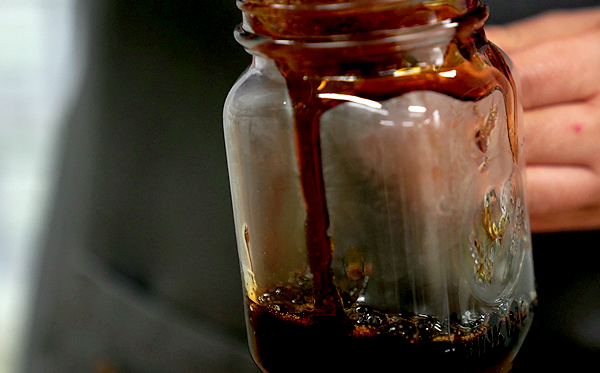 4.3번에서 완성한 흑설탕 버블을 준비한 잔에 1/5 정도 담는다. 이때 잔 안 쪽에 흑설탕 액상을 바르면 보다 맛깔스럽게 만들 수 있다.