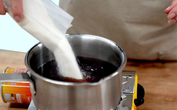 3.우려진 찻물에 설탕 200g을 넣고 녹인다.