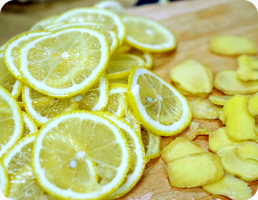 1.레몬 3개와 생강 한 덩어리를 깨끗하게 세척하여 얇게 잘라준다.