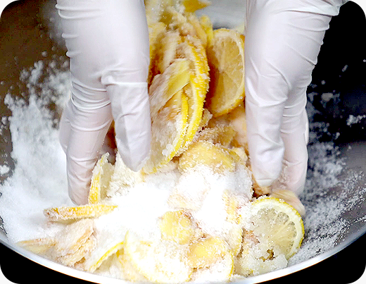 2.얇게 썬 레몬과 생강에 설탕 700g을 첨가하여 잘 버무려준다.
