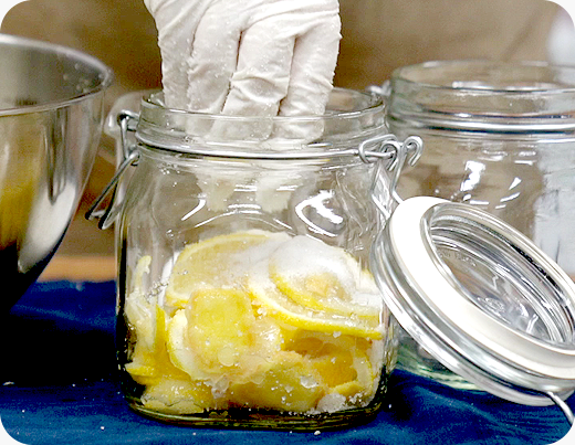 3.설탕과 잘 버무린 레몬과 생강을 병에 옮겨 담는다. 이때 레몬과 생강, 설탕을 층층이 번갈아가며 넣어준다.