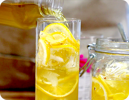 7.시원하게 마시고 싶을 경우, 잔에 레몬 진저청과 얼음을 교차로 담고 미리 냉침해둔 녹차를 부어준다.