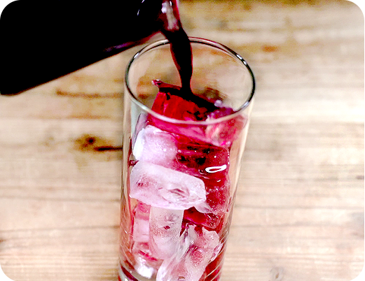 2.유리잔에 얼음을 적당량 넣고 냉침된 히비스커스 농축 티를 잔에 1/4 정도 붓는다.