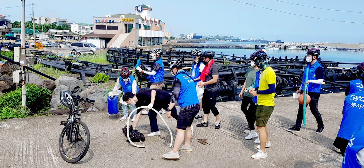 1. 삼다수봉사대는 자전거도로를 달리며 쓰레기를 줍는 활동을 펼쳤다.