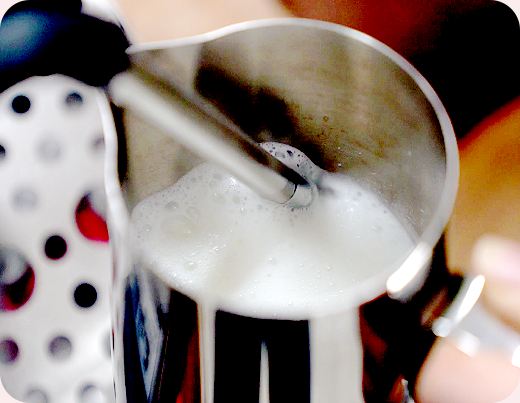 2.스팀기를 이용해 우유 거품을 만든다.