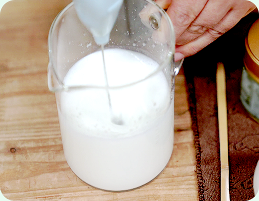 2.상온에 1시간 둔 우유 100㎖로 거품을 만든다.