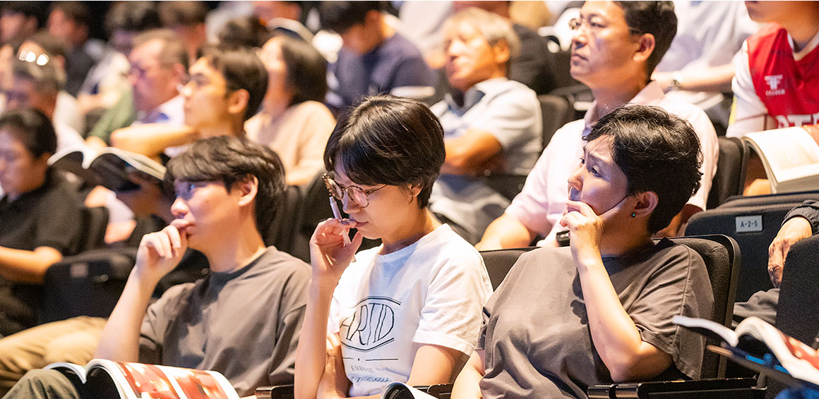 전문 패널의 토론을 청취 중인 참석자들