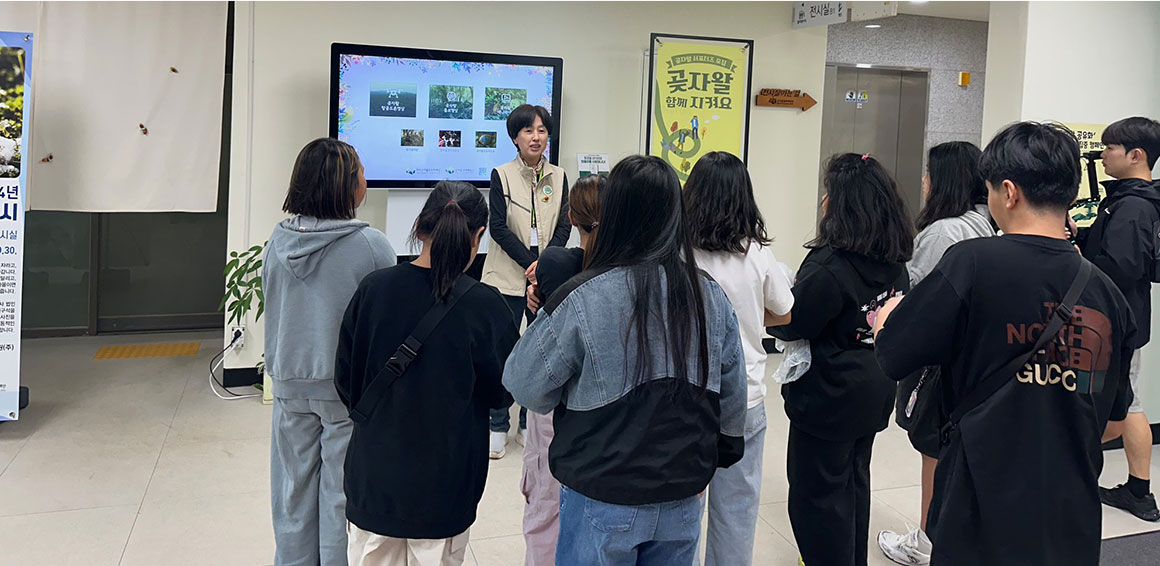 곶자왈 지질체험 전 해설사 설명을 듣는 중