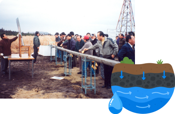 지하수 개발 현장을 둘러보는 사람들